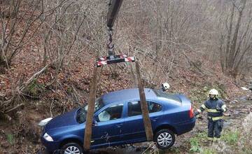 FOTO: Hrozivo vyzerajúca dopravná nehoda v Zliechove. Auto havarovalo a skončilo v potoku