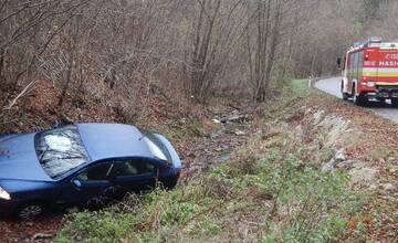 FOTO: Hrozivo vyzerajúca dopravná nehoda v Zliechove. Auto havarovalo a skončilo v potoku
