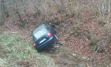 FOTO: Hrozivo vyzerajúca dopravná nehoda v Zliechove. Auto havarovalo a skončilo v potoku