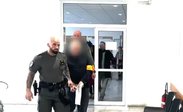 FOTO: Seniori sa poriadne opili, najskôr žena napadla muža, potom muž škrtil ju