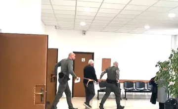 FOTO: Seniori sa poriadne opili, najskôr žena napadla muža, potom muž škrtil ju