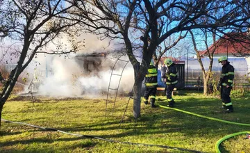 FOTO: V obci Bystričany horel drevník v blízkosti domov