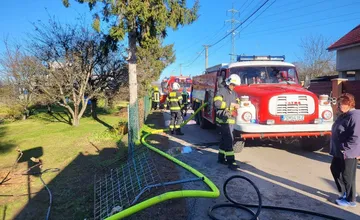 FOTO: V obci Bystričany horel drevník v blízkosti domov