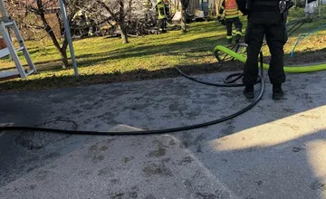 FOTO: V obci Bystričany horel drevník v blízkosti domov