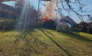 FOTO: V obci Bystričany horel drevník v blízkosti domov