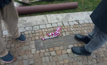 FOTO: Na Mierovom námestí v Trenčíne opäť stojí lipa. Tentokrát je to lipa malolistá