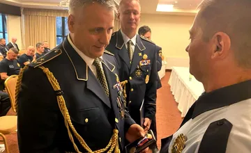FOTO: Ocenení mestskí policajti zo Starej Turej, ktorí zachránili život 48-ročnému mužovi
