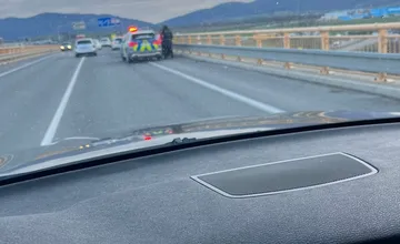 FOTO: Dopravná nehoda štyroch áut v Trenčíne na privádzači z diaľnice smerom na Laugaricio