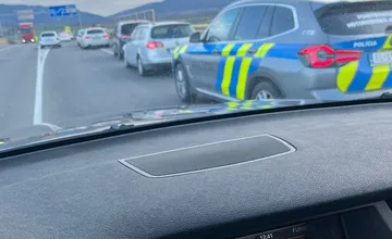 FOTO: Dopravná nehoda štyroch áut v Trenčíne na privádzači z diaľnice smerom na Laugaricio