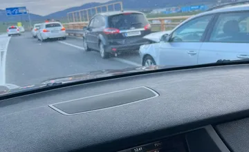 FOTO: Dopravná nehoda štyroch áut v Trenčíne na privádzači z diaľnice smerom na Laugaricio
