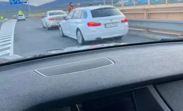 FOTO: Dopravná nehoda štyroch áut v Trenčíne na privádzači z diaľnice smerom na Laugaricio