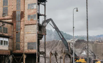 FOTO: Búranie banského triediča v Handlovej