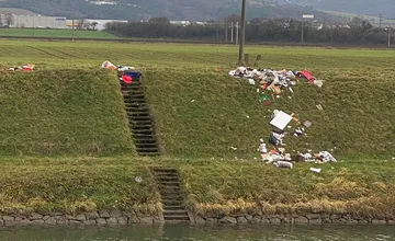 FOTO: Nelegálna skládka pri Nemšovej pohoršila miestnych. 