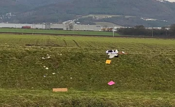 FOTO: Nelegálna skládka pri Nemšovej pohoršila miestnych. 