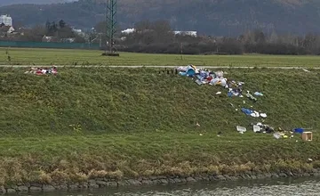 FOTO: Nelegálna skládka pri Nemšovej pohoršila miestnych. 