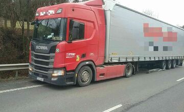 FOTO: Dopravná nehoda osobného auta a kamióna pri Handlovej si vyžiadala zranenie dvoch osôb