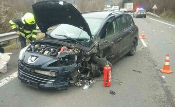 FOTO: Dopravná nehoda osobného auta a kamióna pri Handlovej si vyžiadala zranenie dvoch osôb