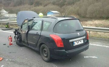 FOTO: Dopravná nehoda osobného auta a kamióna pri Handlovej si vyžiadala zranenie dvoch osôb