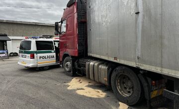 FOTO: Havarijná situácia v Novom Meste nad Váhom. Hydraulický olej z kamióna znečistil cestu v dĺžke 1,2 kilometra
