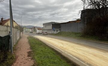 FOTO: Havarijná situácia v Novom Meste nad Váhom. Hydraulický olej z kamióna znečistil cestu v dĺžke 1,2 kilometra