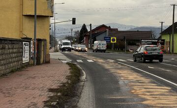 FOTO: Havarijná situácia v Novom Meste nad Váhom. Hydraulický olej z kamióna znečistil cestu v dĺžke 1,2 kilometra