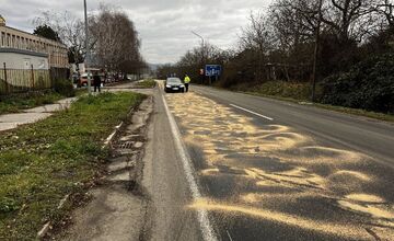 FOTO: Havarijná situácia v Novom Meste nad Váhom. Hydraulický olej z kamióna znečistil cestu v dĺžke 1,2 kilometra