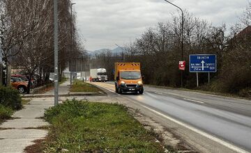 FOTO: Havarijná situácia v Novom Meste nad Váhom. Hydraulický olej z kamióna znečistil cestu v dĺžke 1,2 kilometra