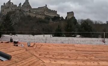 FOTO: Kúria v Beckove sa dočkala strechy