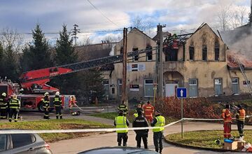 FOTO: Požiar dvojpodlažnej budovy oproti železničnej stanici v Ilave
