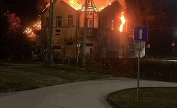 FOTO: Požiar dvojpodlažnej budovy oproti železničnej stanici v Ilave