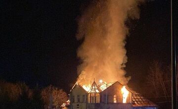 FOTO: Požiar dvojpodlažnej budovy oproti železničnej stanici v Ilave