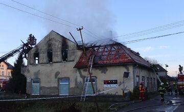 FOTO: Pri požiari dvojpodlažnej budovy oproti železničnej stanici v Ilave sa nikto nezranil