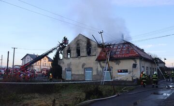 FOTO: Pri požiari dvojpodlažnej budovy oproti železničnej stanici v Ilave sa nikto nezranil