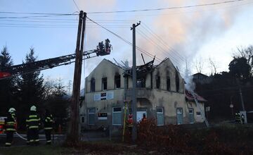 FOTO: Pri požiari dvojpodlažnej budovy oproti železničnej stanici v Ilave sa nikto nezranil