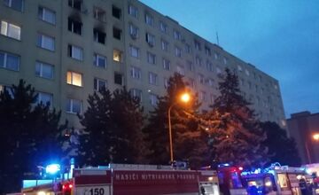FOTO: Požiar bytu v Prievidzi si vyžiadal štyroch zranených, dvoch odviezli do nemocnice. Horela obývačka 