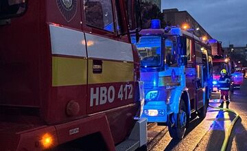 FOTO: Požiar bytu v Prievidzi si vyžiadal štyroch zranených, dvoch odviezli do nemocnice. Horela obývačka 