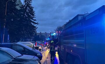 FOTO: Požiar bytu v Prievidzi si vyžiadal štyroch zranených, dvoch odviezli do nemocnice. Horela obývačka 