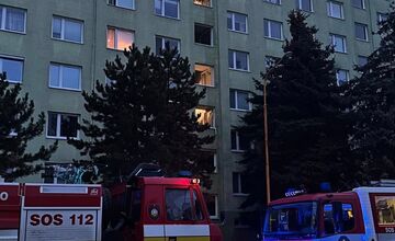 FOTO: Požiar bytu v Prievidzi si vyžiadal štyroch zranených, dvoch odviezli do nemocnice. Horela obývačka 