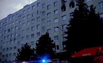 FOTO: Požiar bytu v Prievidzi si vyžiadal štyroch zranených, dvoch odviezli do nemocnice. Horela obývačka 