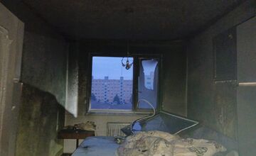 FOTO: Požiar bytu v Prievidzi si vyžiadal štyroch zranených, dvoch odviezli do nemocnice. Horela obývačka 