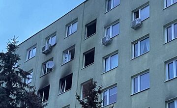 FOTO: Požiar bytu v Prievidzi si vyžiadal štyroch zranených, dvoch odviezli do nemocnice. Horela obývačka 