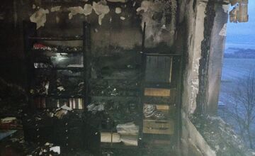 FOTO: Požiar bytu v Prievidzi si vyžiadal štyroch zranených, dvoch odviezli do nemocnice. Horela obývačka 