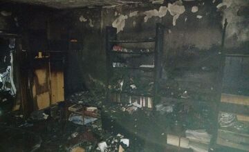 FOTO: Požiar bytu v Prievidzi si vyžiadal štyroch zranených, dvoch odviezli do nemocnice. Horela obývačka 