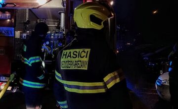 FOTO: Požiar bytu v Prievidzi si vyžiadal štyroch zranených, dvoch odviezli do nemocnice. Horela obývačka 