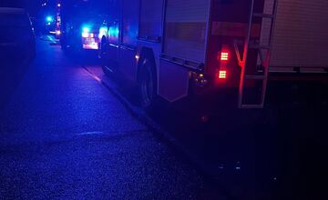 FOTO: Požiar bytu v Prievidzi si vyžiadal štyroch zranených, dvoch odviezli do nemocnice. Horela obývačka 