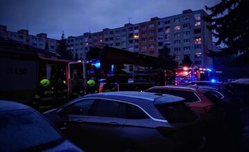 FOTO: Požiar bytu v Prievidzi si vyžiadal štyroch zranených, dvoch odviezli do nemocnice. Horela obývačka 