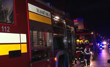 FOTO: V Prievidzi zhorel do tla byt, majitelia potrebujú pomoc