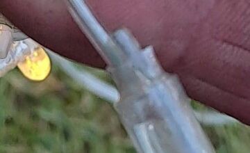 FOTO: Poškodená vianočná výzdoba v Partizánskom. Sobík zo sobej rodinky skončil zničený