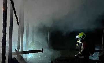 FOTO: Požiar jednoduchej stavby v obci Chvojnica. Pomáhali hasiči z Nitrianskeho Pravna