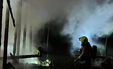 FOTO: Požiar jednoduchej stavby v obci Chvojnica. Pomáhali hasiči z Nitrianskeho Pravna